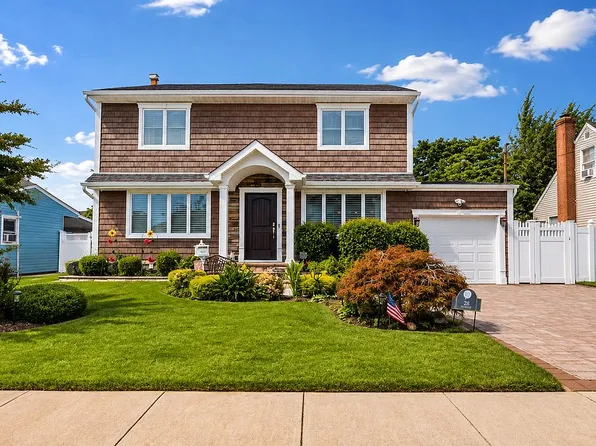 28 Lee Ave, Bethpage, NY 11714