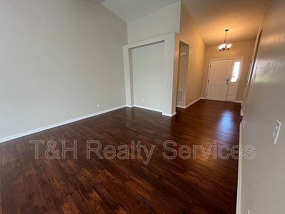 5th image of 509 Pebble Dr