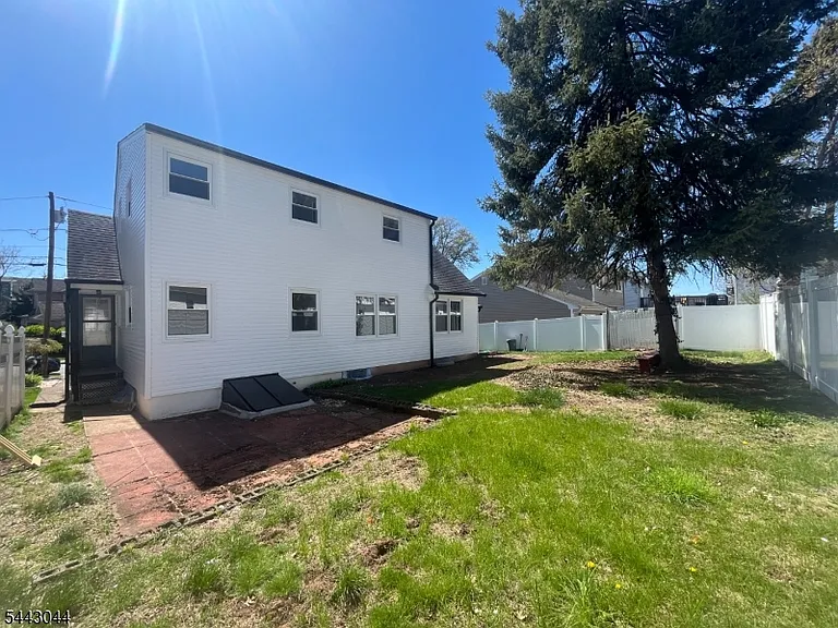 623 Livingston Rd — Photo 4
