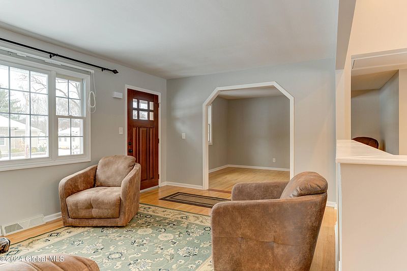 5th image of 14 Midland Avenue