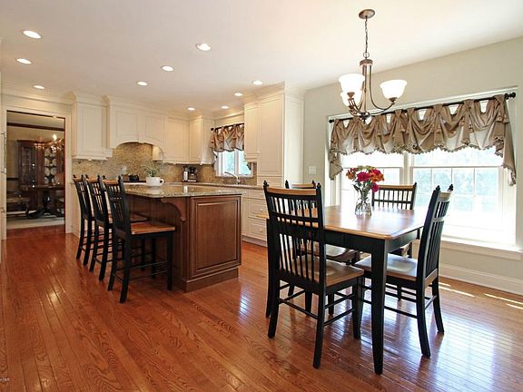 3rd image of 5 Green Meadow Blvd
