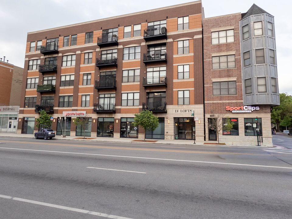 This five story elevator building was built in 2008 with residents of one of Chicago's most exciting neighborhoods in mind