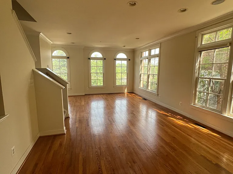 11040 Amherst Ave — Photo 6