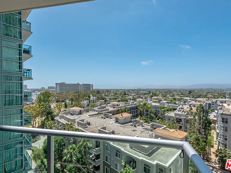 13700 Marina Pointe Dr #910 — Photo 10