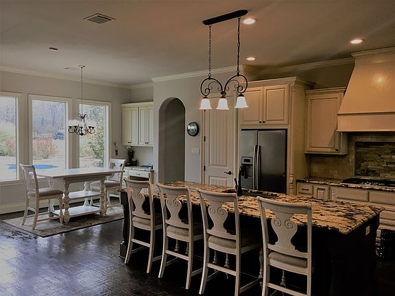 5th image of 811 Pioneer Cir E