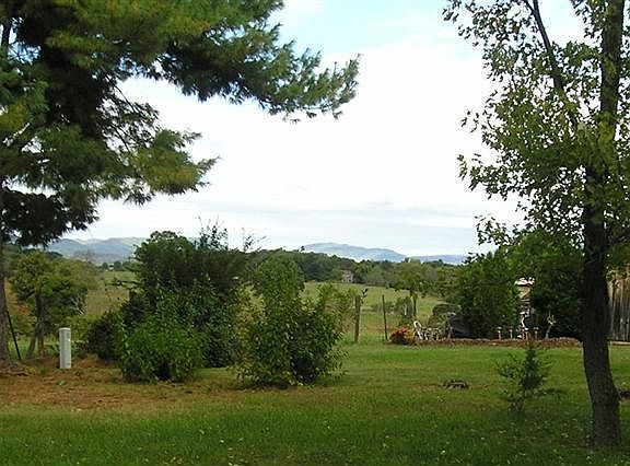 4th image of 1132 Roundtree Dr