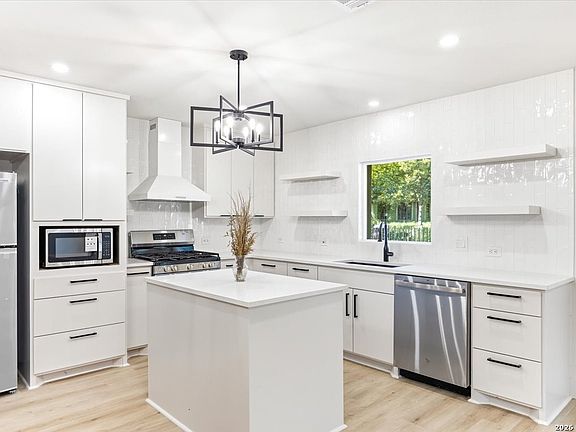 4th image of 903 Cardiff Drive