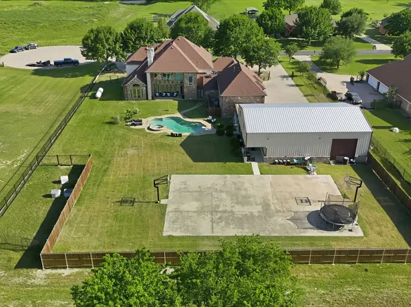 2056 Willow Bend Dr, Oak Leaf, TX 75154