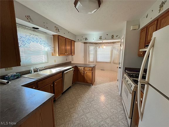 3rd image of 621 Cattail Cir