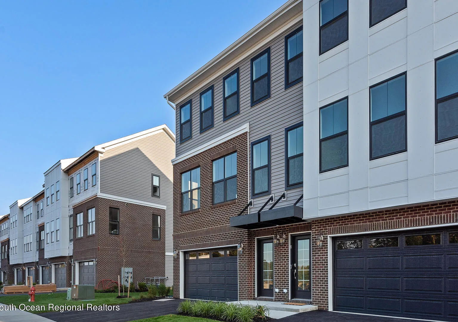 3 bed, 3.5 bath, 2367 sqft, $5,000 — Photo 3