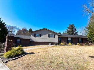 225 Greenwood Dr, Harriman, TN 37748