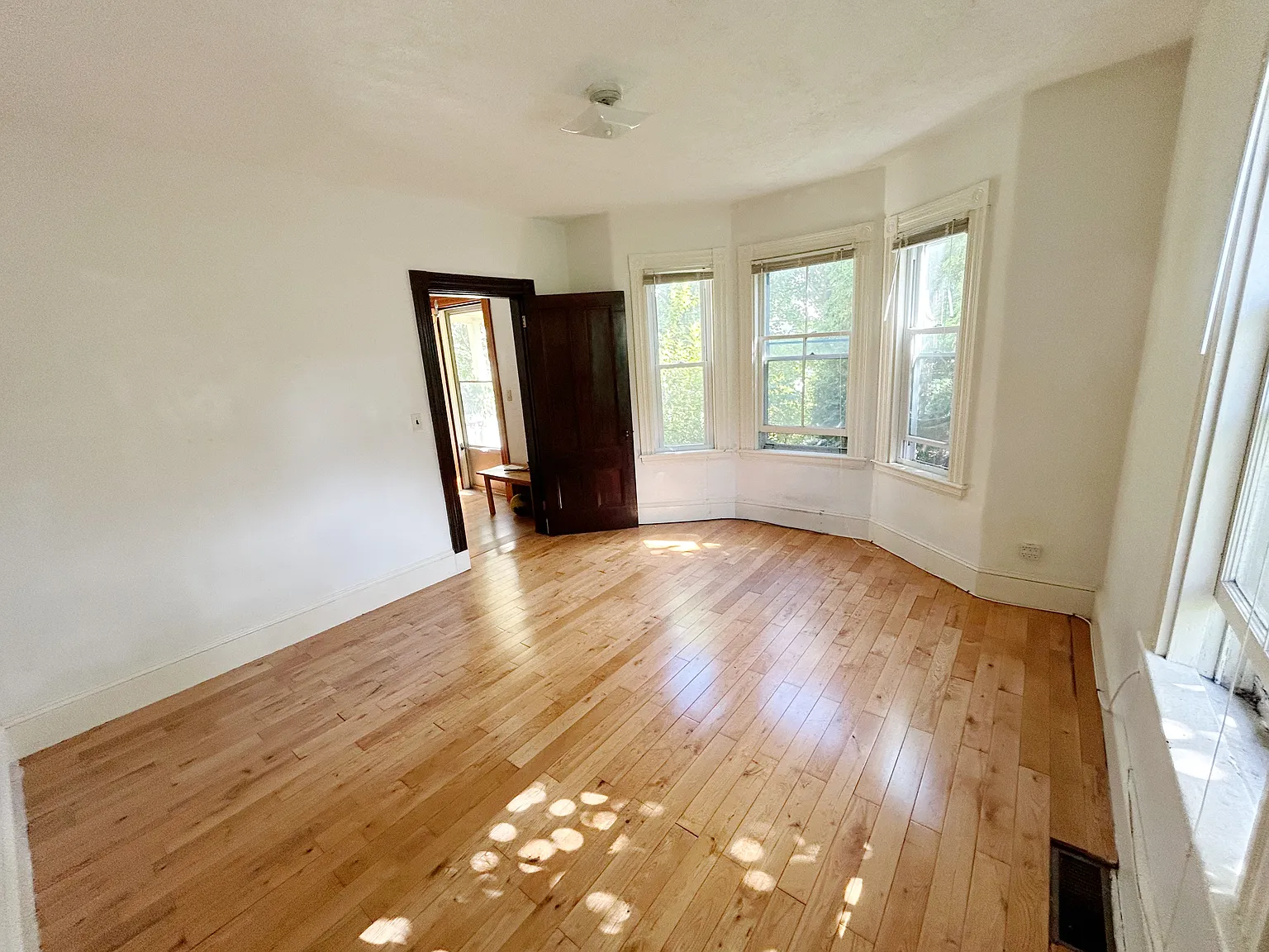 3 bed, 1100 sqft, $1,000 — Photo 2