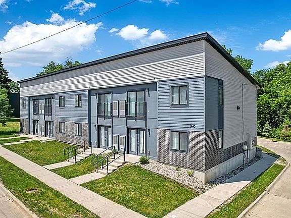 2nd image of 2440 SW 9th St S