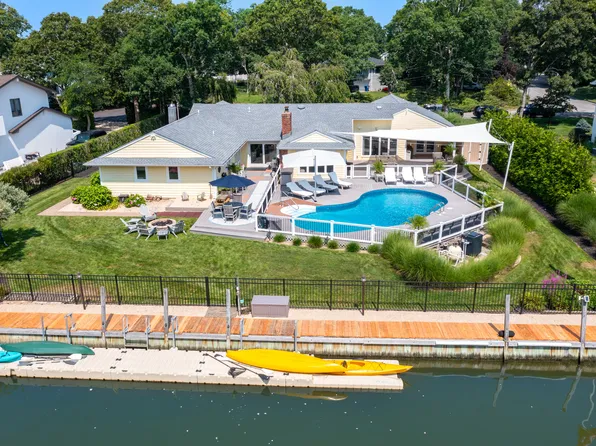 8 Mill Pond Rd, Hampton Bays, NY 11946