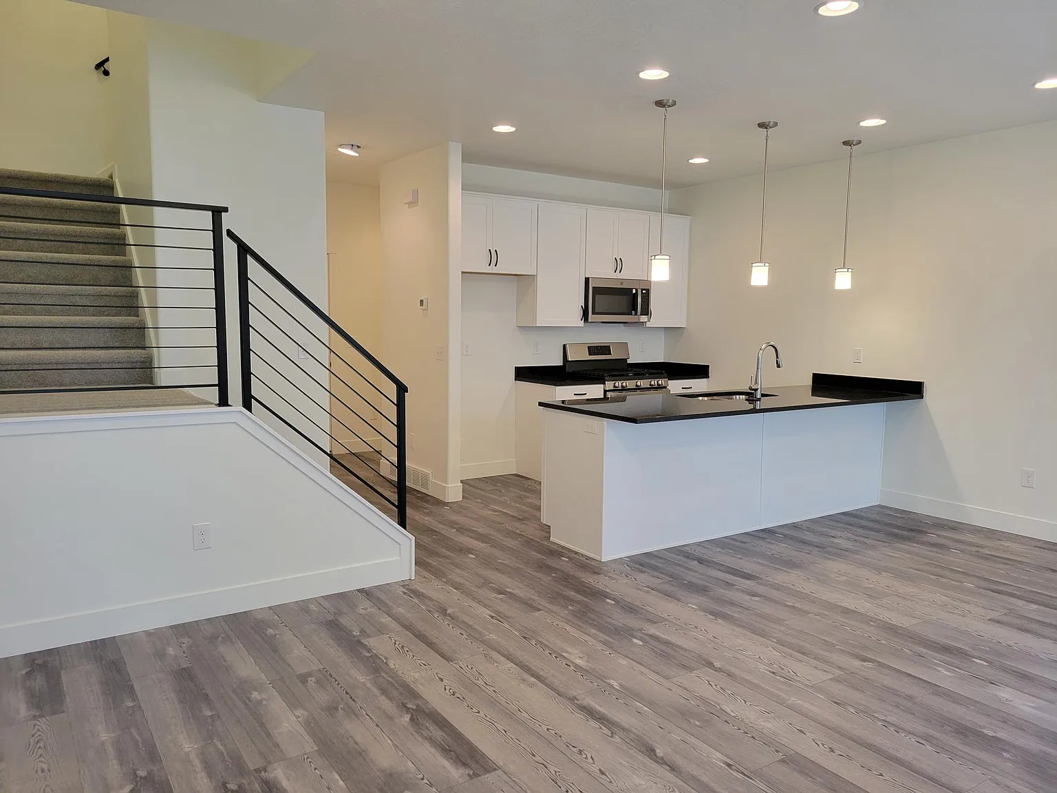 3 bed, 2.5 bath, 2193 sqft, $2,090 — Photo 4
