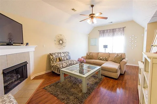915 Carina Pass — Photo 2