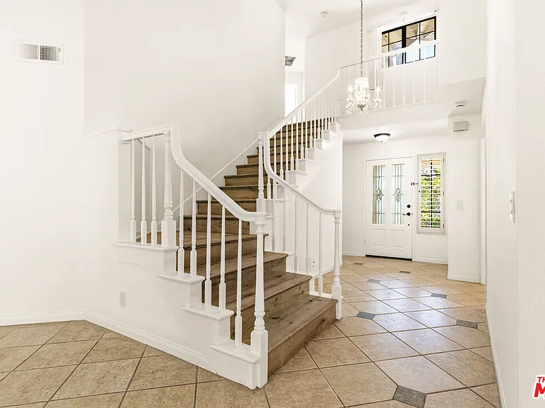 28035 Sheffield — Photo 2