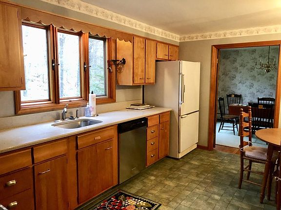 5th image of 27 Surrey Ln