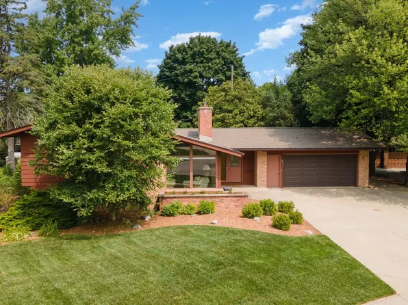 17 Dartmoor Pl, Midland, MI 48640