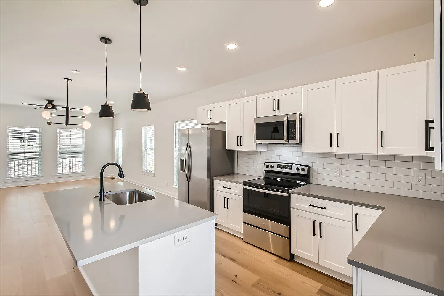 4 bed, 2.5 bath, 1670 sqft, $2,450 — Photo 2