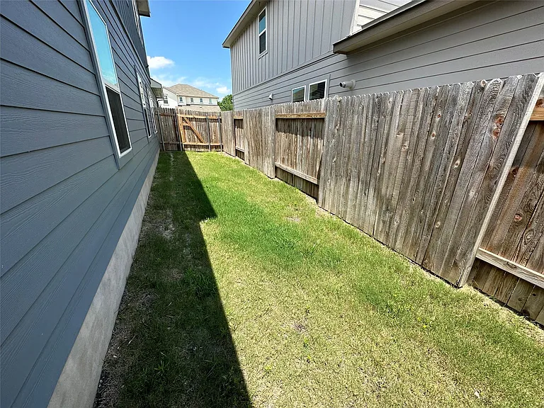 912 Main St — Photo 28