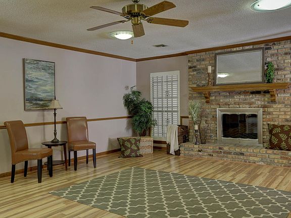 3rd image of 221 Froeba Dr