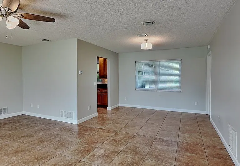 1016 Manchester Cir — Photo 5