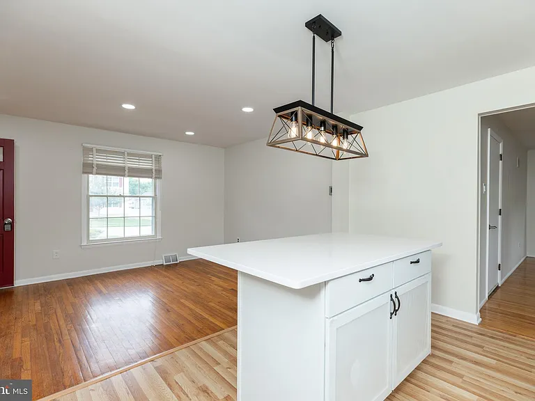 410 Woodlawn Ave — Photo 9