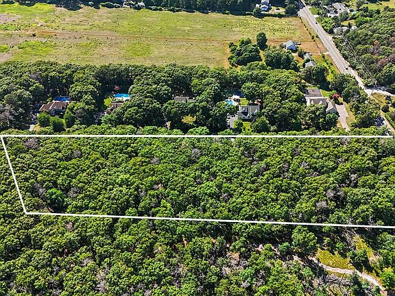 3rd image of 131 Old Country Rd