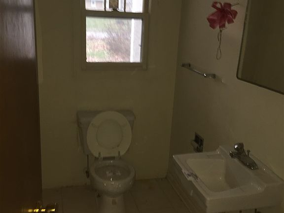 4th image of 1510 Medford Ln