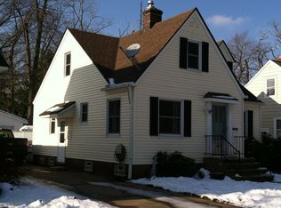 402 Canterbury Rd, Bay Village, OH 44140