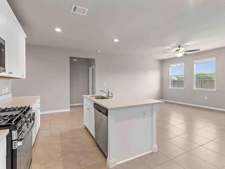 11724 Saddle Rock Dr — Photo 10