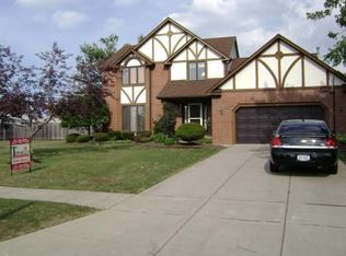 51 Falmouth Ln, Williamsville, NY 14221