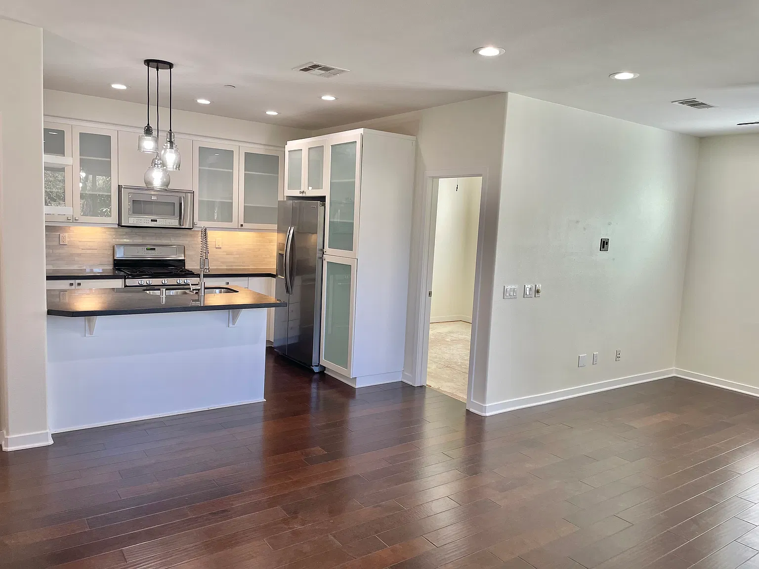 3 bed, 1253 sqft, $3,700 — Photo 2