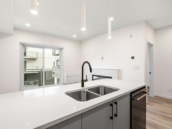 3rd image of 1102 Esquimalt Rd #312