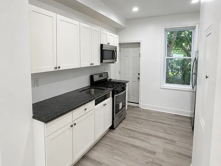 125 N Sickels St — Photo 3