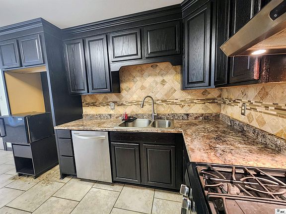 3rd image of 3808 Forsythe Ave