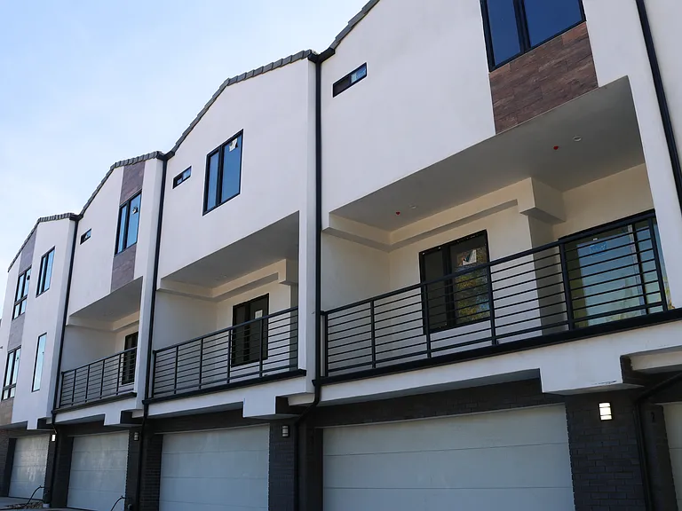 546 N Lark Ellen Ave #4 — Photo 3
