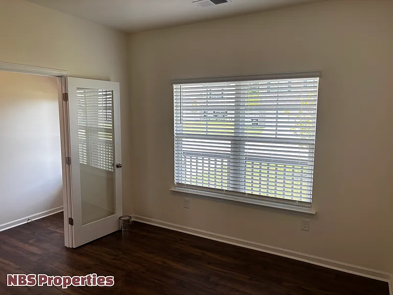 935 Utopia Ln — Photo 14
