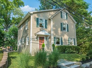 8 Old Chester Rd, Gladstone, NJ 07934