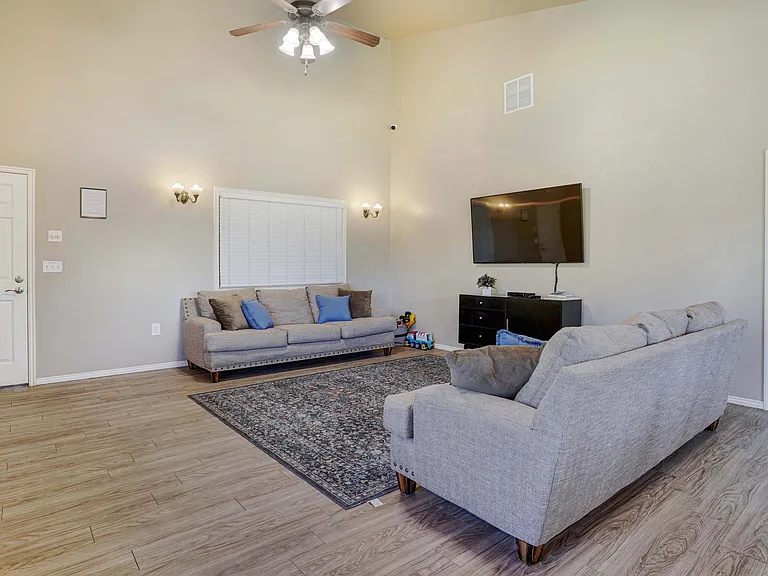 Hanbury Manor Apartments — Photo 47