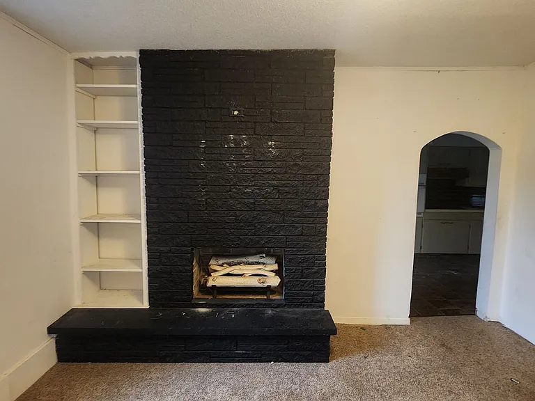 110 E Snow St — Photo 11