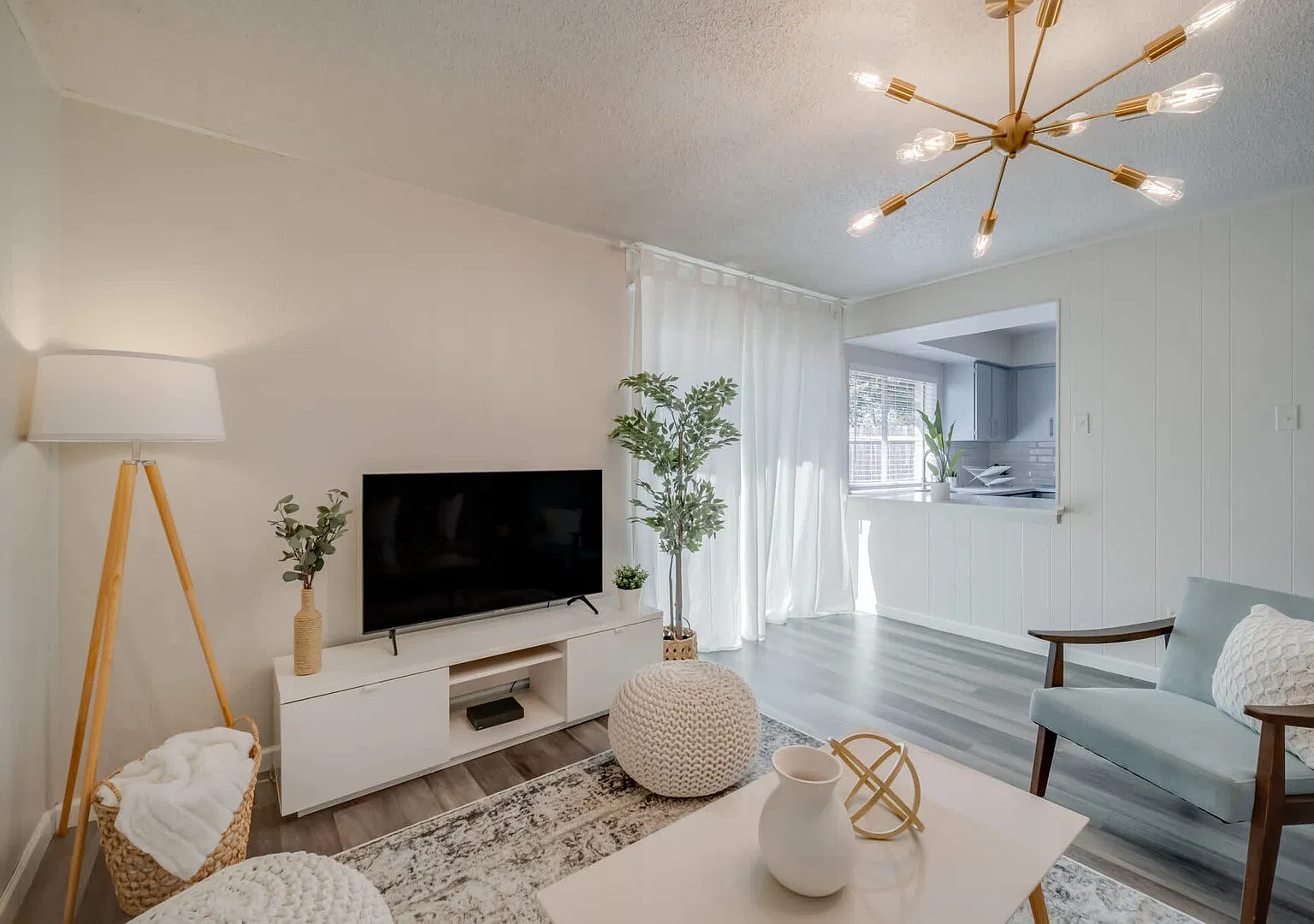 Spacious 4BR Retreat w/ Hot Tub Comfort in Plano — Photo 3
