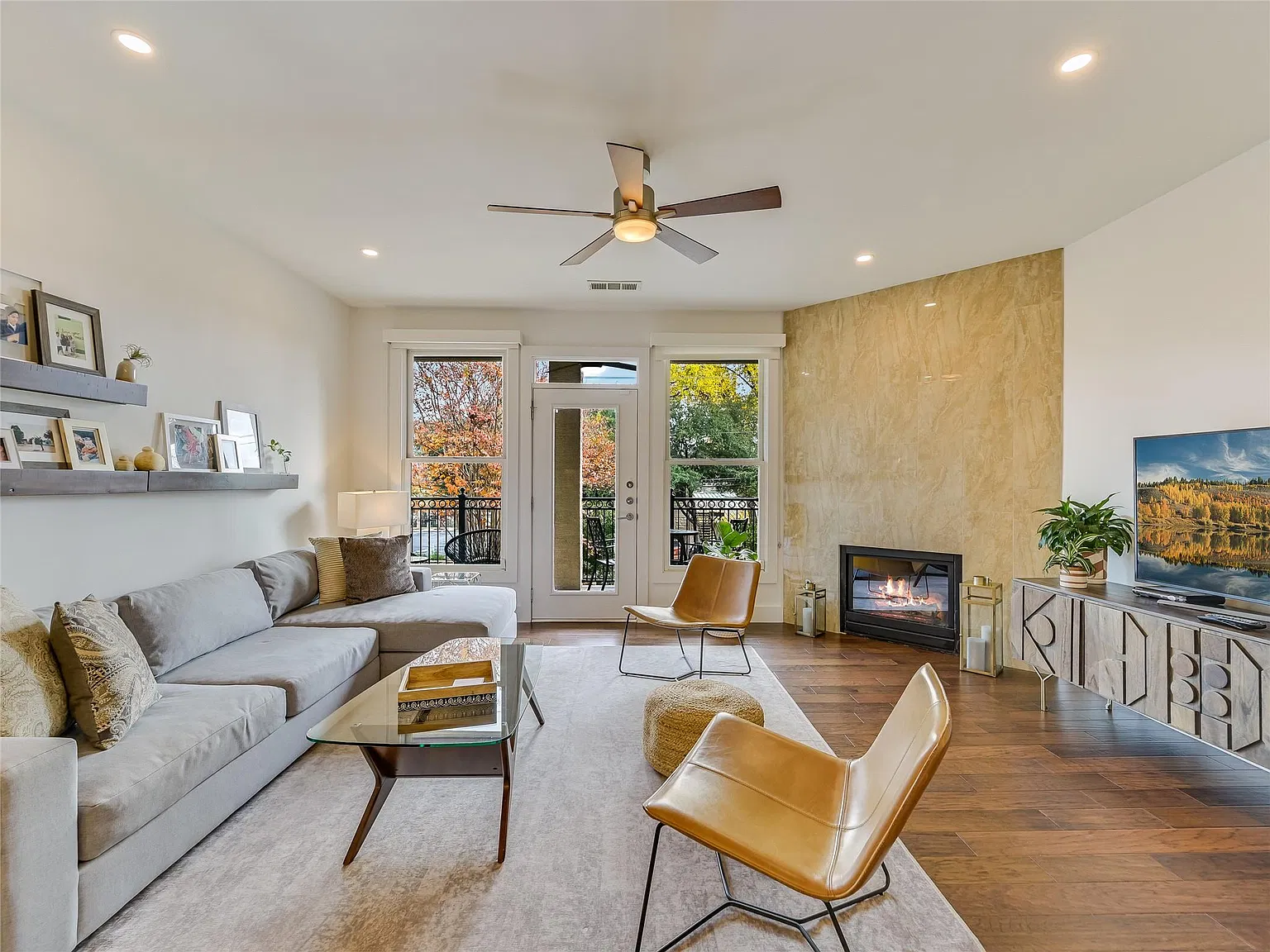 2 bed, 2.0 bath, 1915 sqft, $5,500 — Photo 3