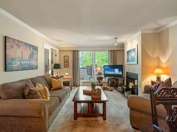1068 Tolmie Ave #303, Saanich, BC V8X 4T4