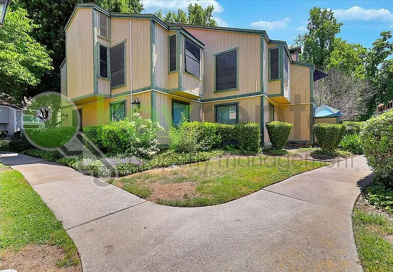 600 Del Verde Cir #2 — Photo 32