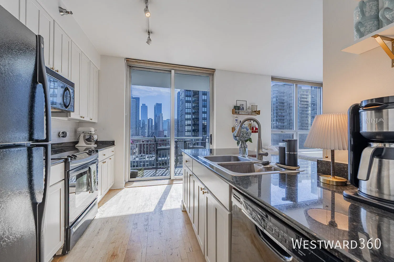 Available Starting 11/1 - Must See 1bd/1bth With Parking Included — Photo 2
