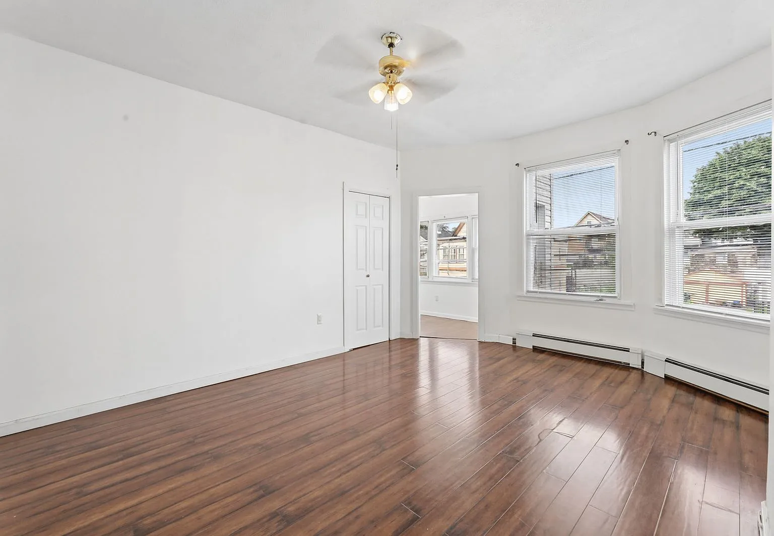 3 bed, 1000 sqft, $2,400 — Photo 4