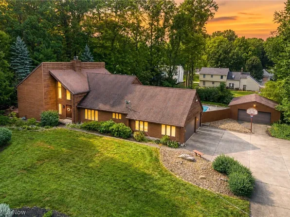 1190 Trails Edge Dr, Hubbard, OH 44425