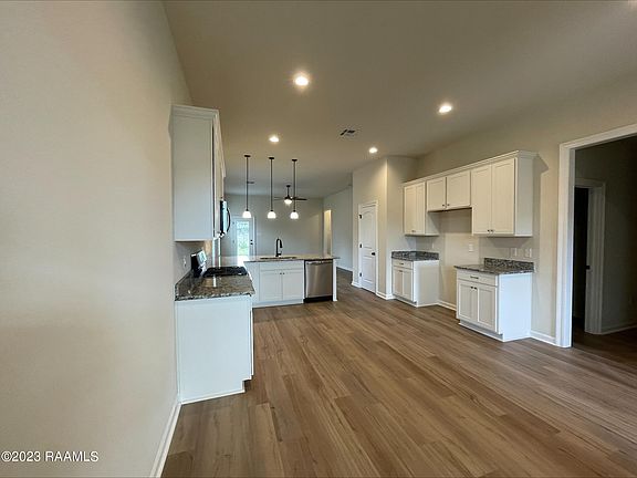 3rd image of 214 Vagabond Way